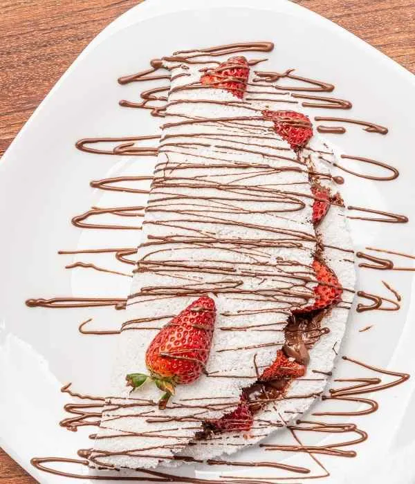 Casabe with strawberries and chocolate