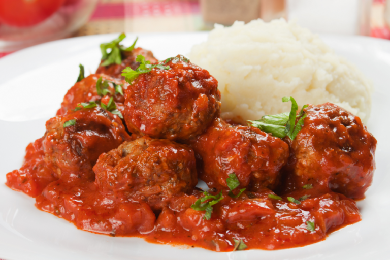 Chiftele cu Piure (Meatballs with mashed potato)
