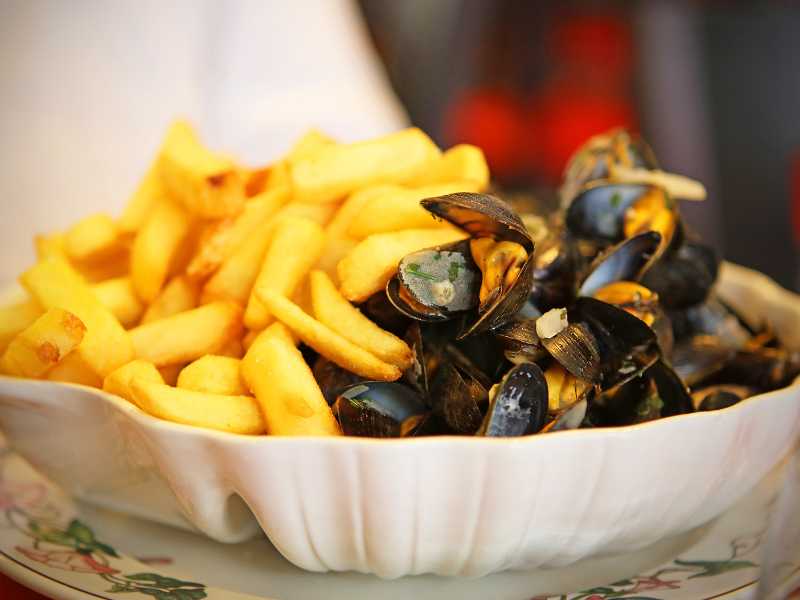 Mussles served with fries