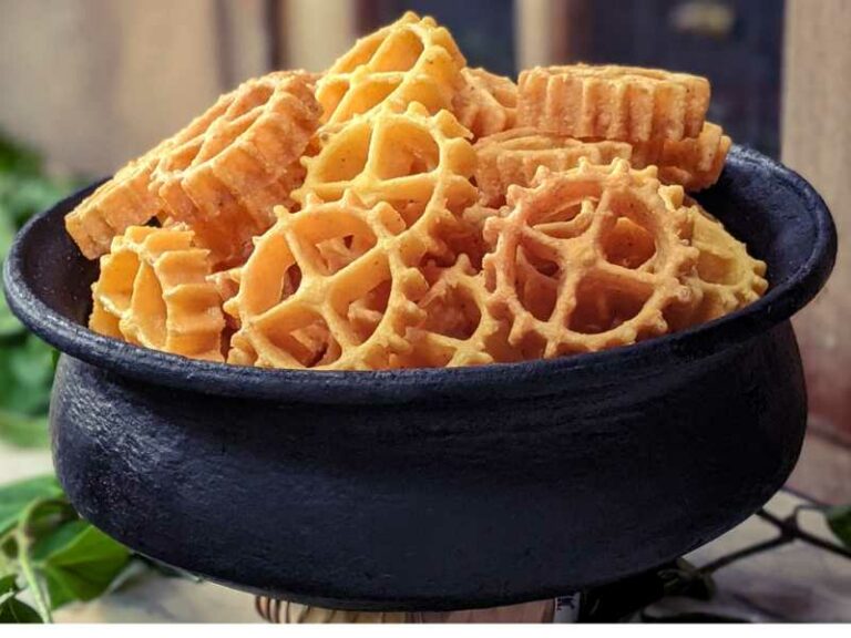 Sri Lankan fried kokis.