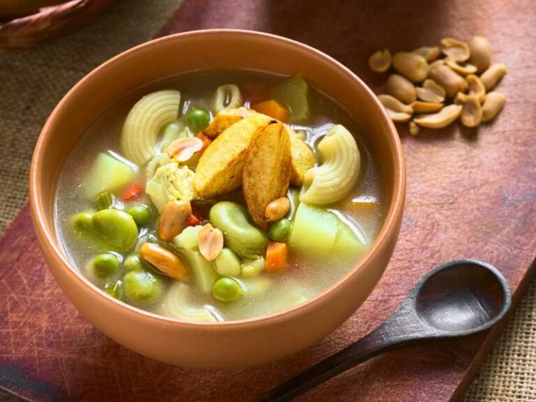 Sopa de Mani with pasta