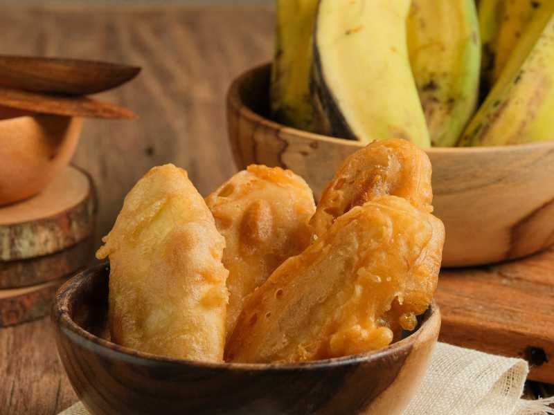 Pisang goreng cut diagonally