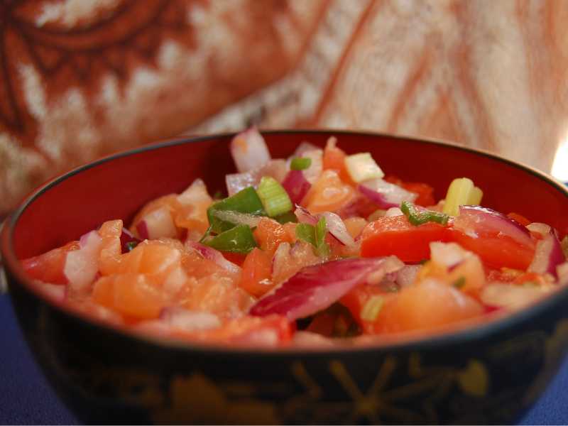 Salmon salad with tomatoes