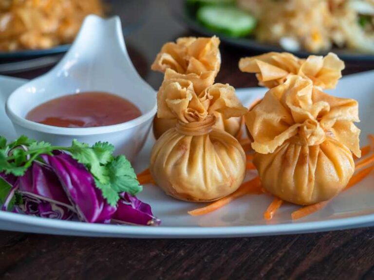 Thung thong served with dipping sauce