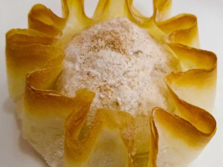 Pastel de Santa Clara in frilly shell.