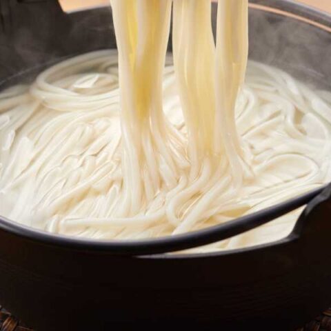 Kamaage udon in large pot.