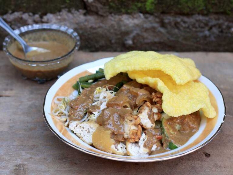 Rujak cingur served with prawn crackers.
