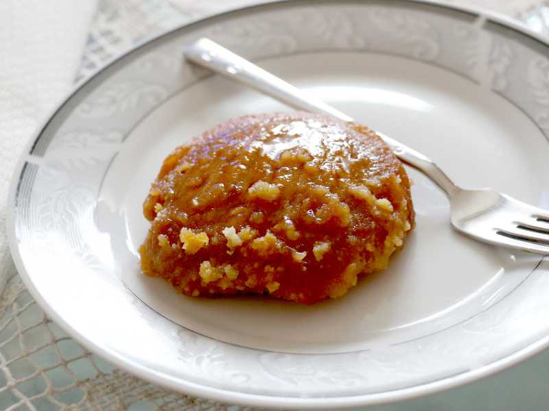 Sheqerpare with crushed nuts